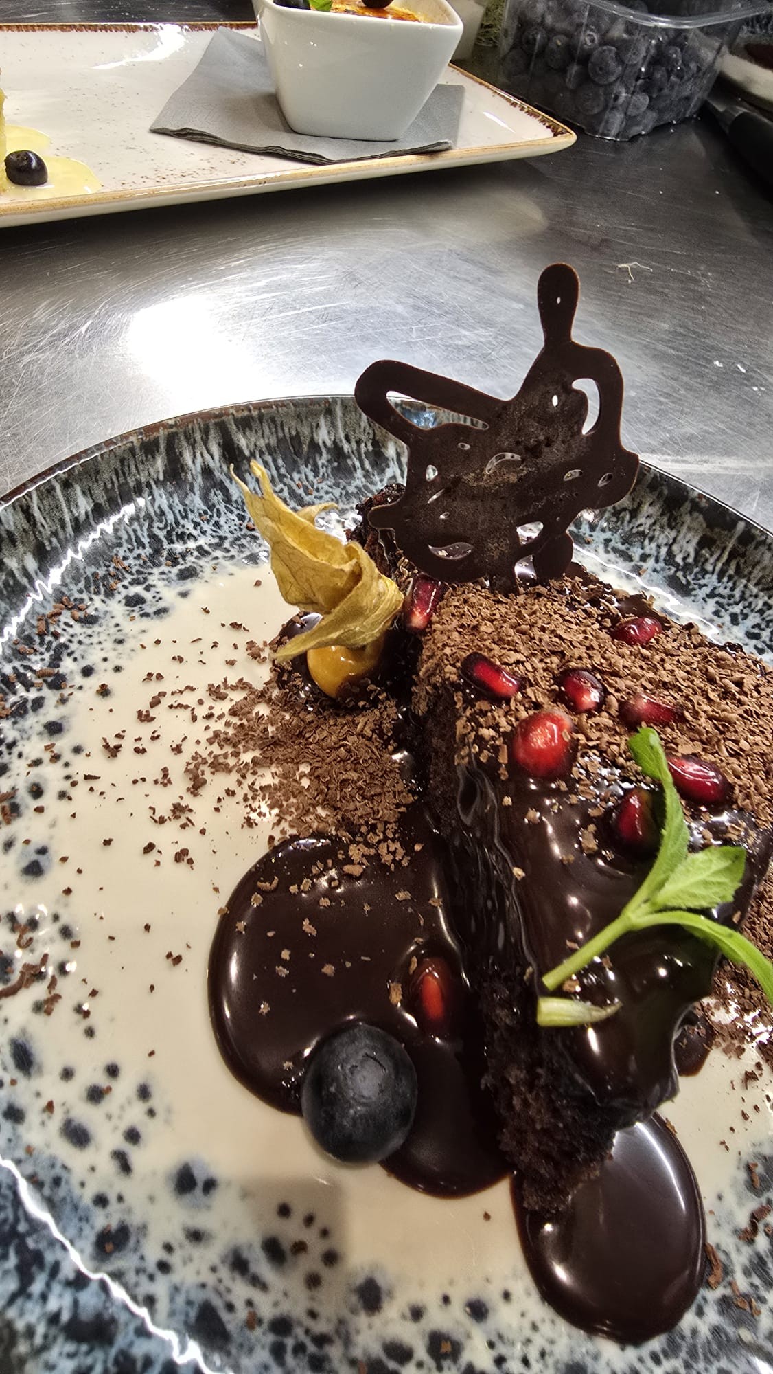 Schokoladendessert mit Granatapfelkernen und Physalis