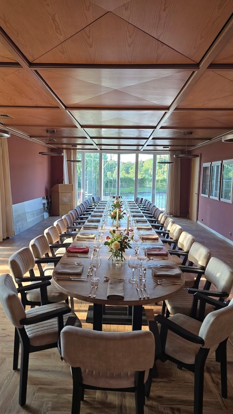 Festlich eingedeckte Tafel im Eventraum mit Blick auf die Trave