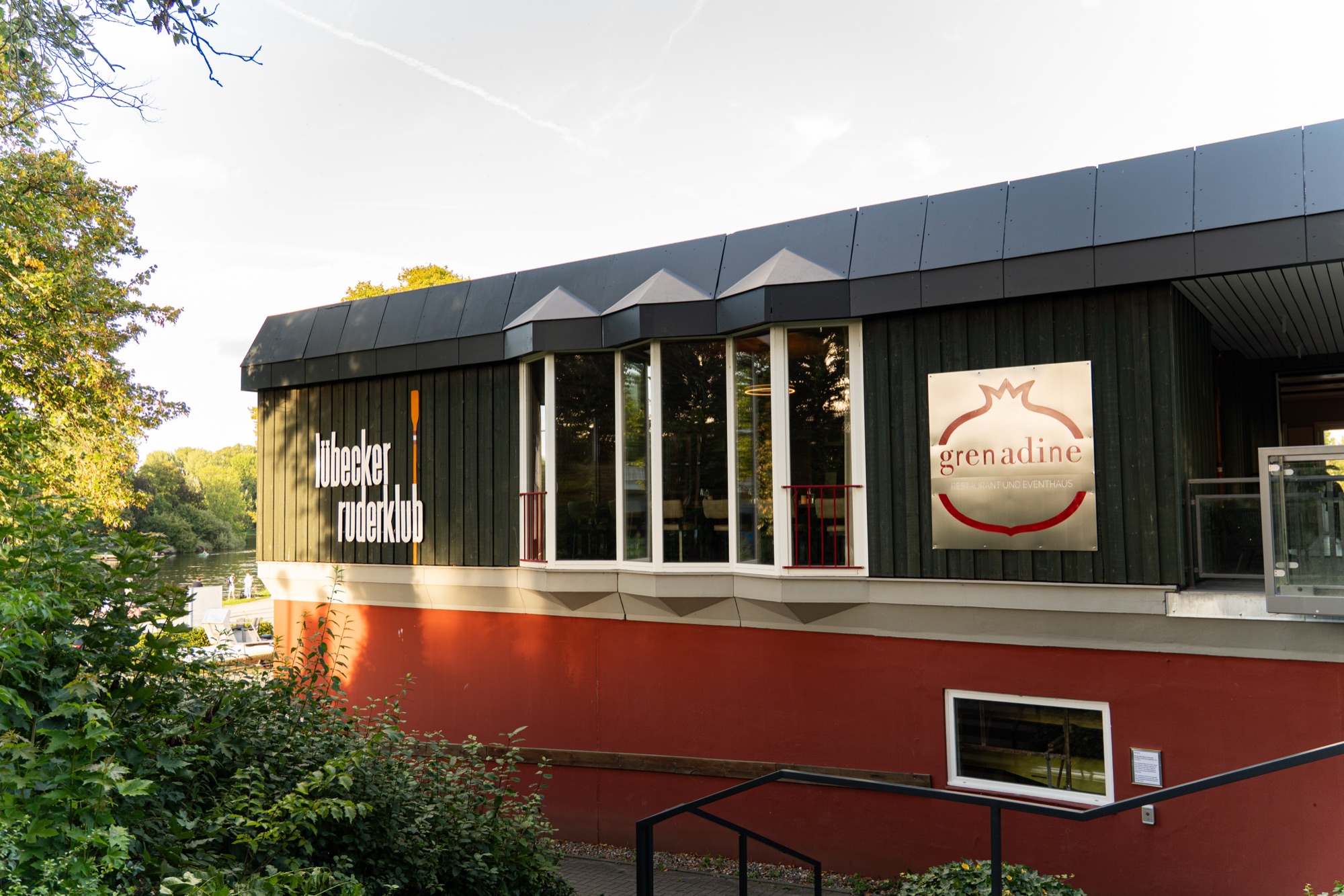 Außenansicht des Gebäudes am Abend, Restaurant & Eventhaus Grenadine oberhalb des Lübecker Ruder-Klubs