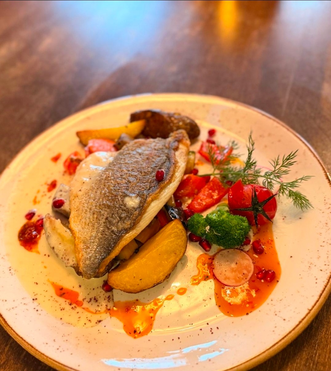 Gebratenes Fischfilet mit buntem Gemüse