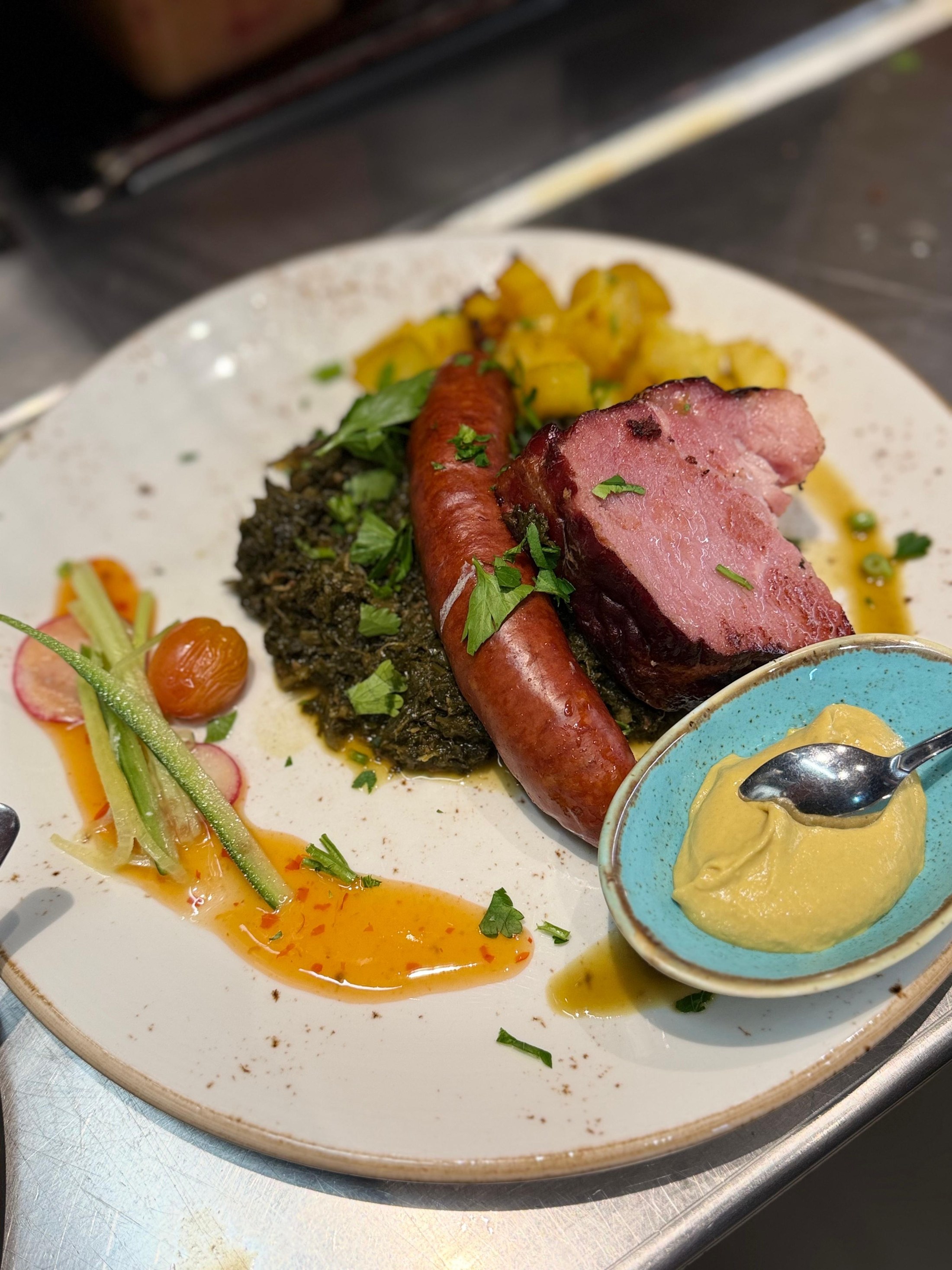 Grünkohl mit Kassler, Pinkel und Röstkartoffeln