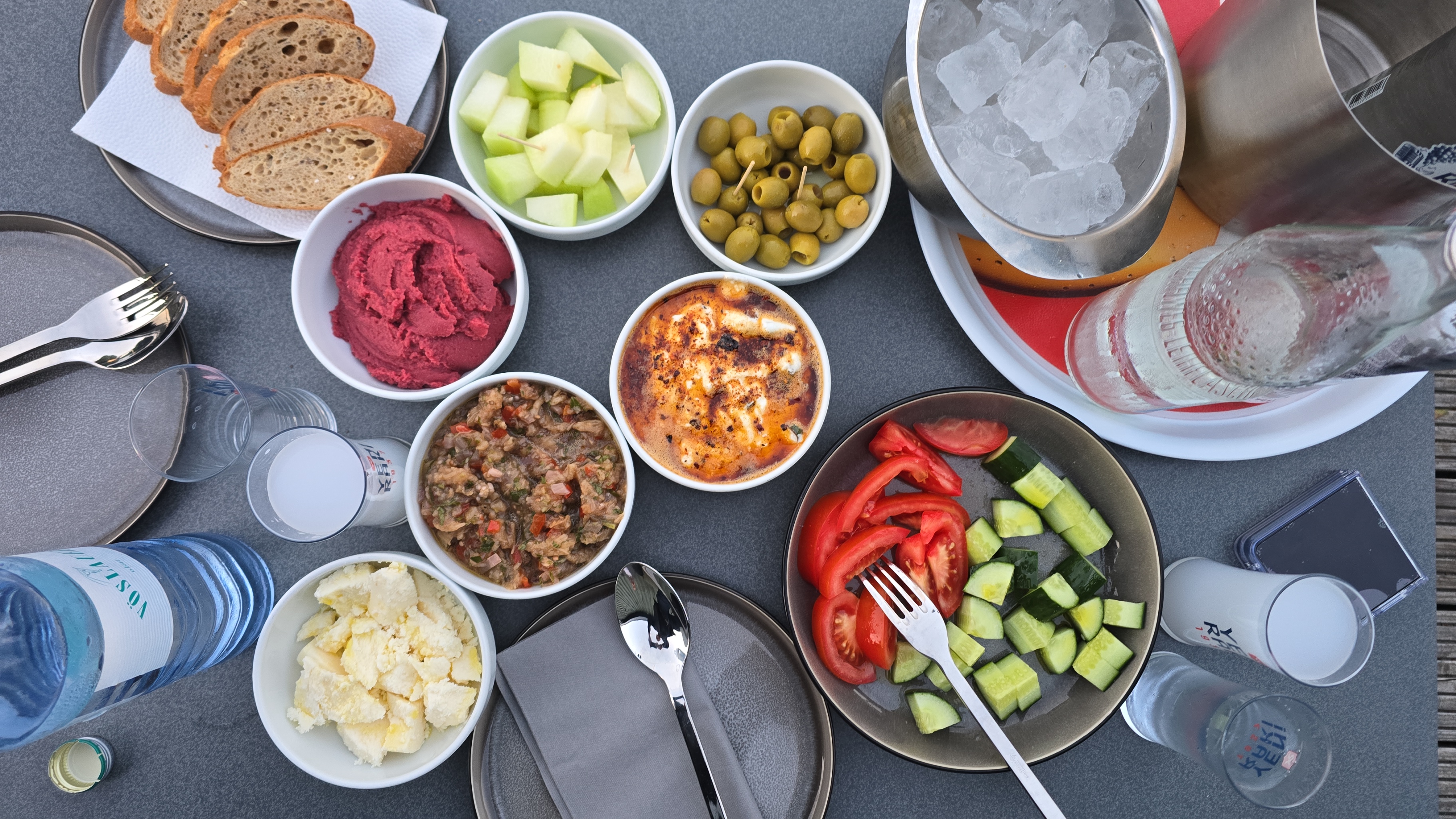 Mediterrane Vorspeisenauswahl mit Brot, Hummus, Oliven und Käse