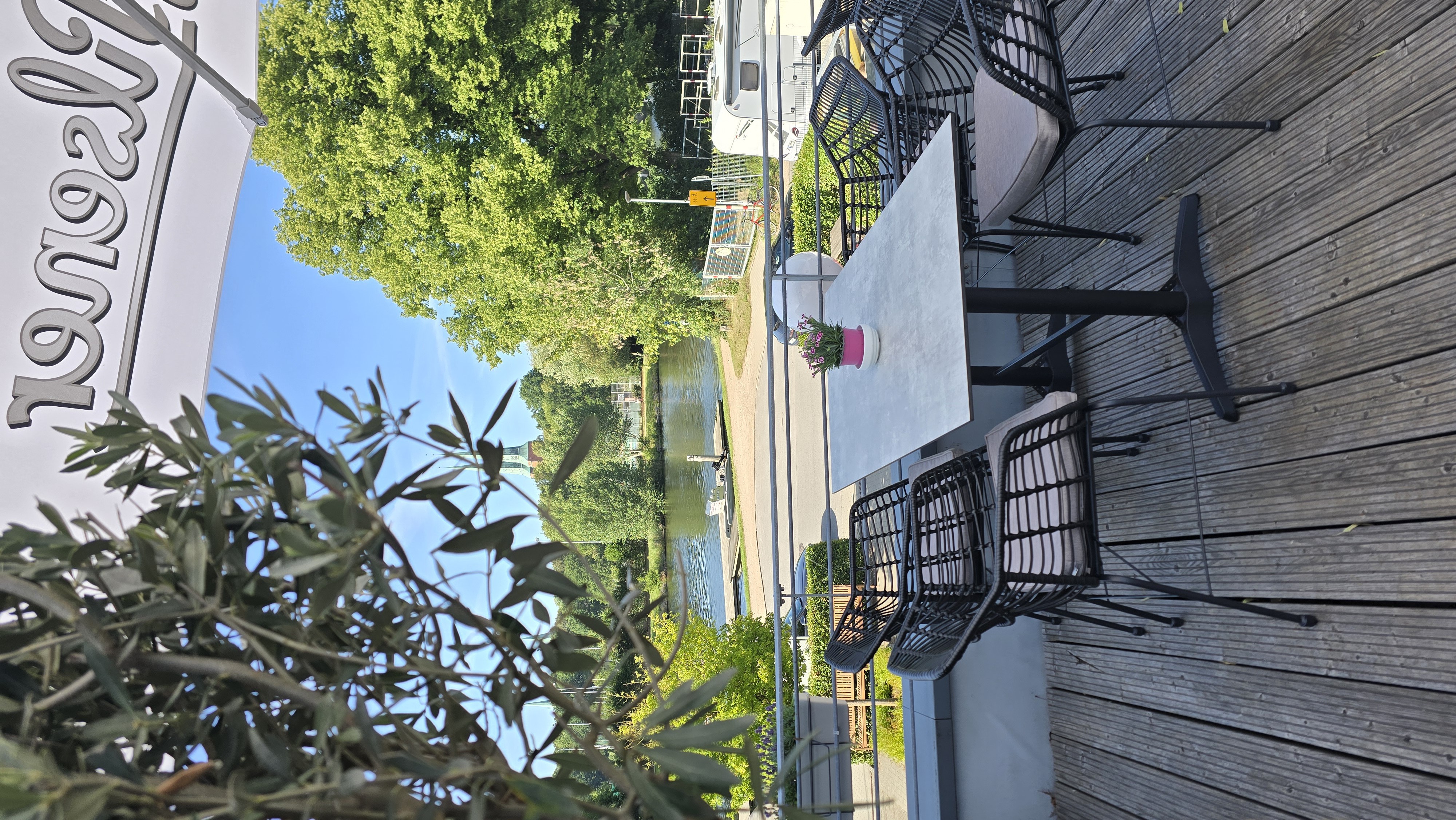 Terrassentisch der Grenadine Charlottenstraße mit Blick auf die Trave