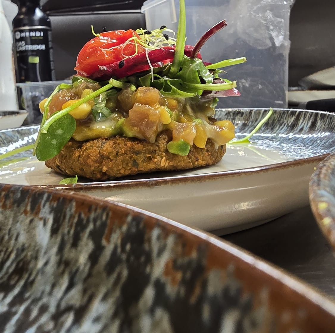 Vegetarischer Burger mit Kichererbsen-Patty und Mais-Relish