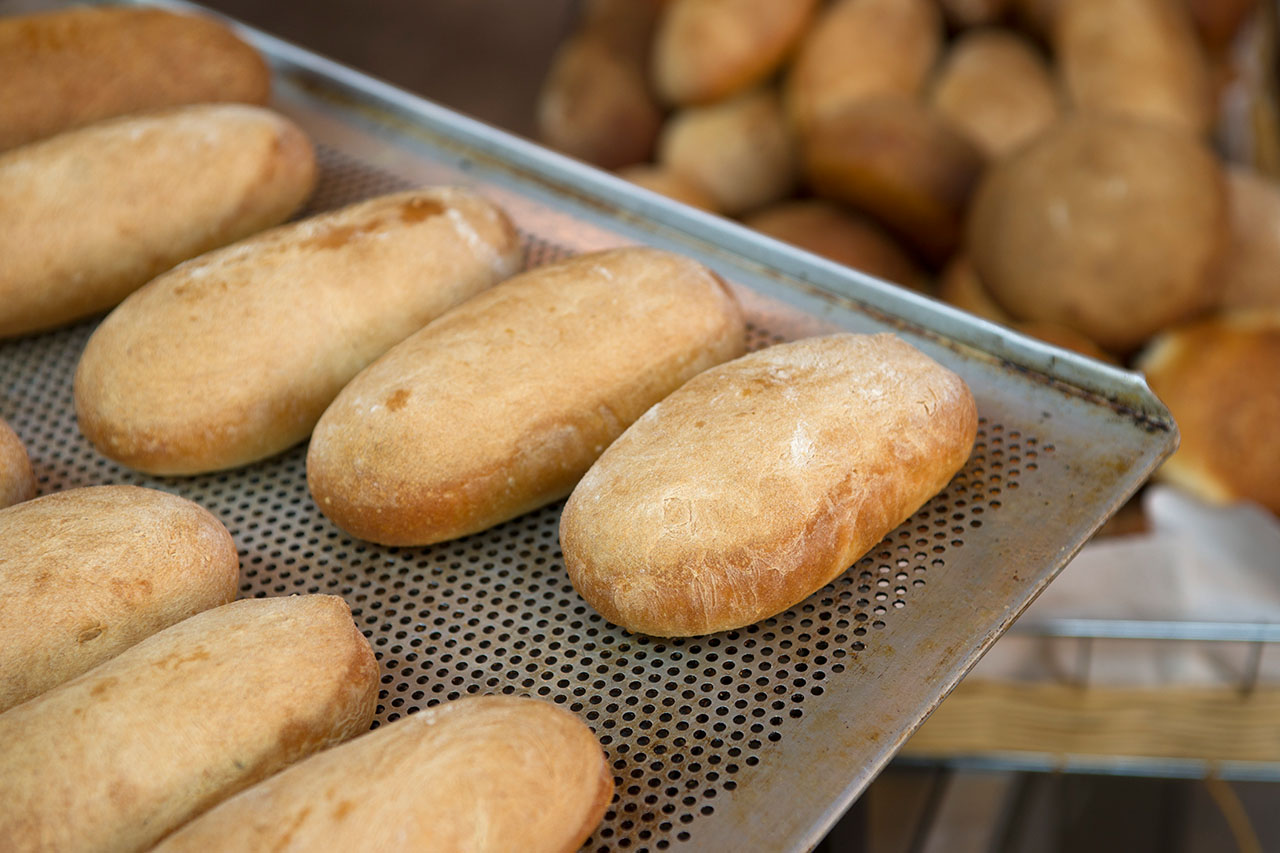 Frisch gebackene Brötchen auf einem Backblech