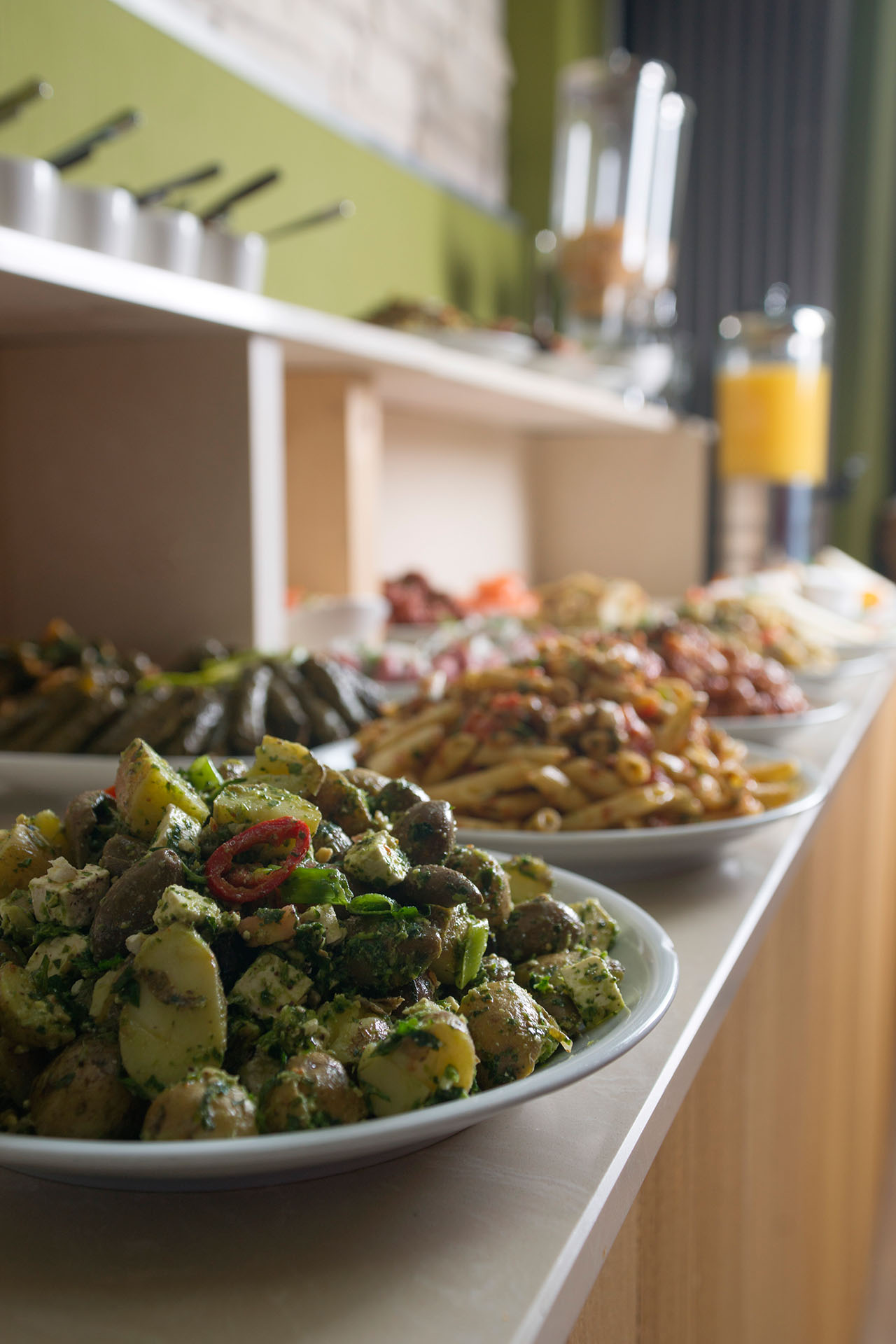 Frühstücksbüfett mit Kartoffelsalat, Pasta und gefüllten Weinblättern