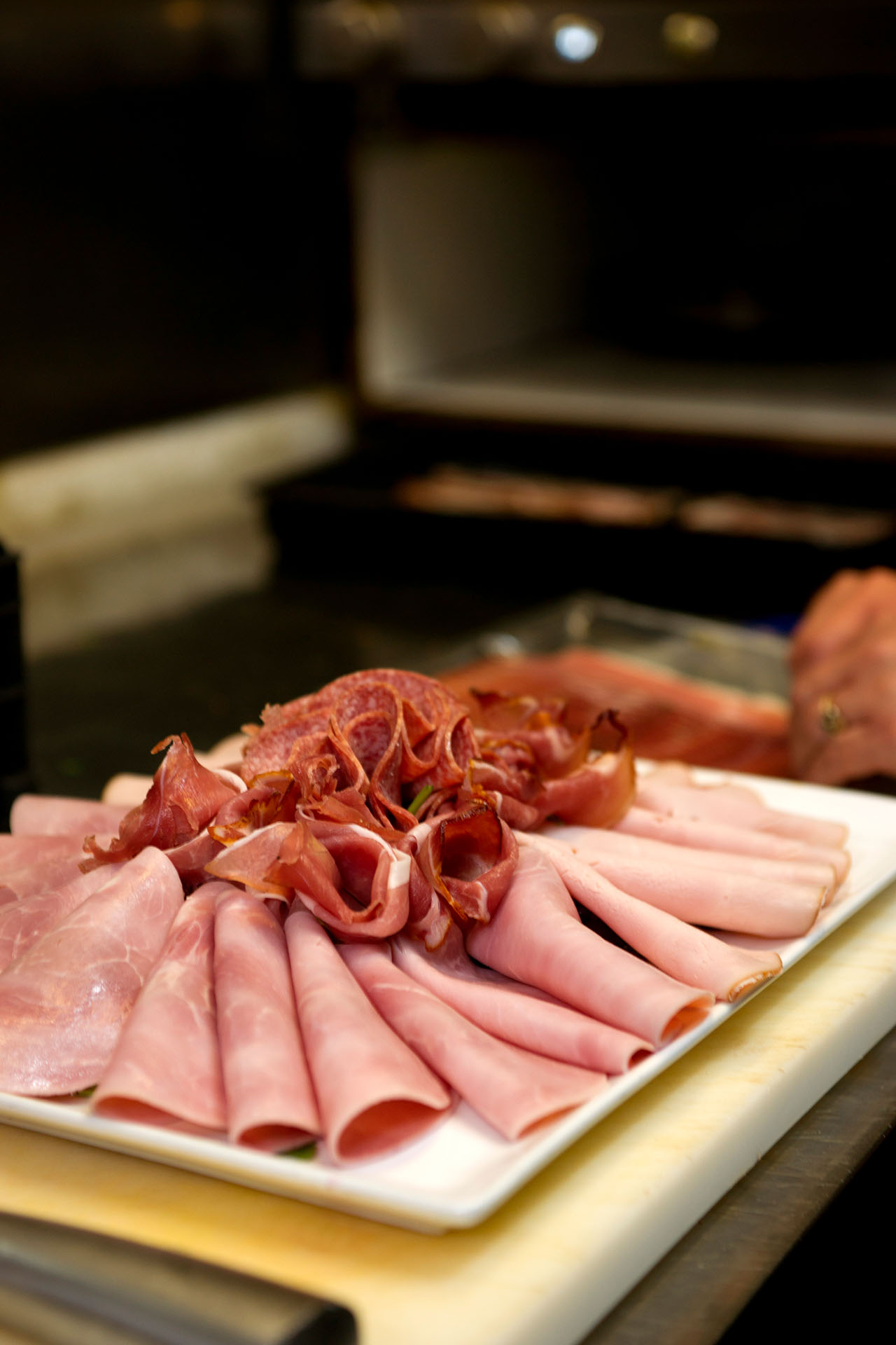 Aufschnittplatte mit Schinken, Salami und luftgetrocknetem Fleisch